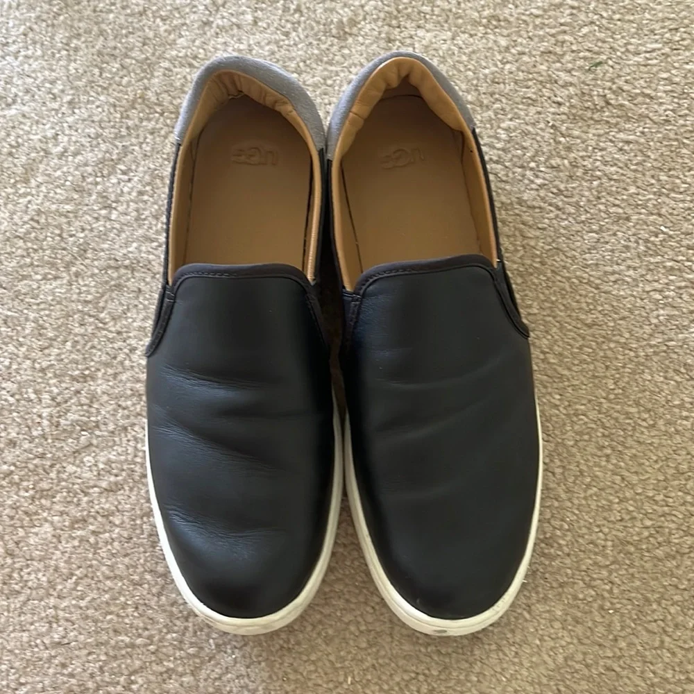 Ugg Black leather slip one - Picture 1 of 3